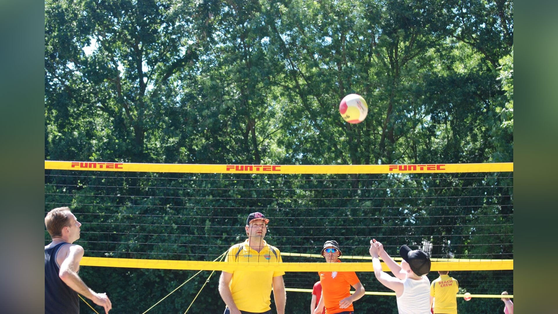 Beachvolleybal voor jong en oud.