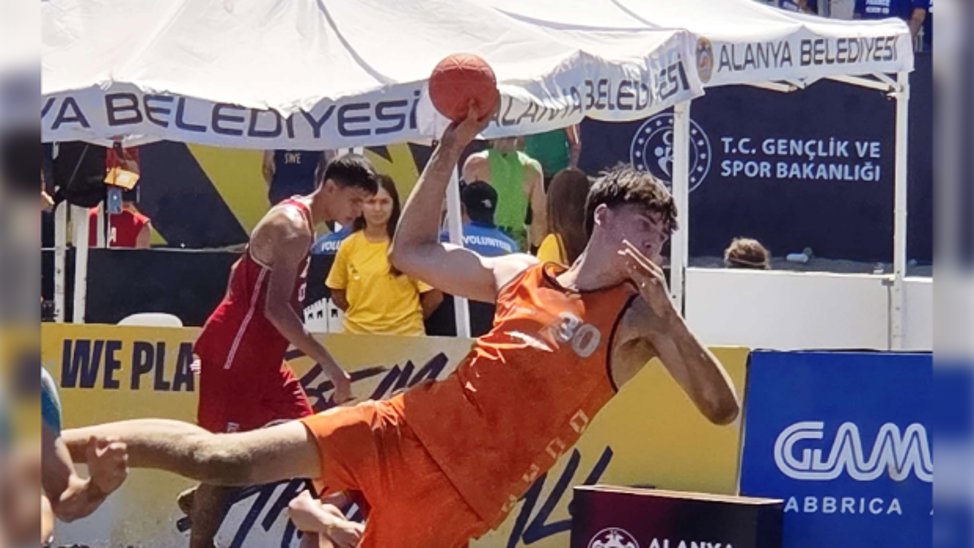 Jelte Bergen speelde in het Turkse Istanboel met Oranje op het EK Beachhandbal (Foto: PR)