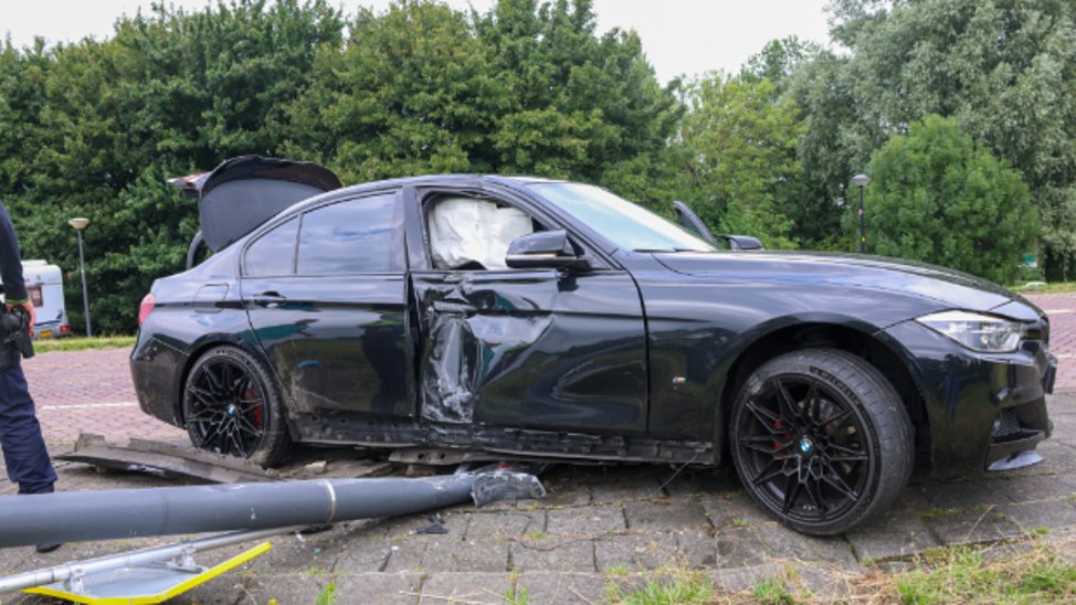 Alarmeringssysteem van auto activeert na aanrijding op Maassluissedijk
