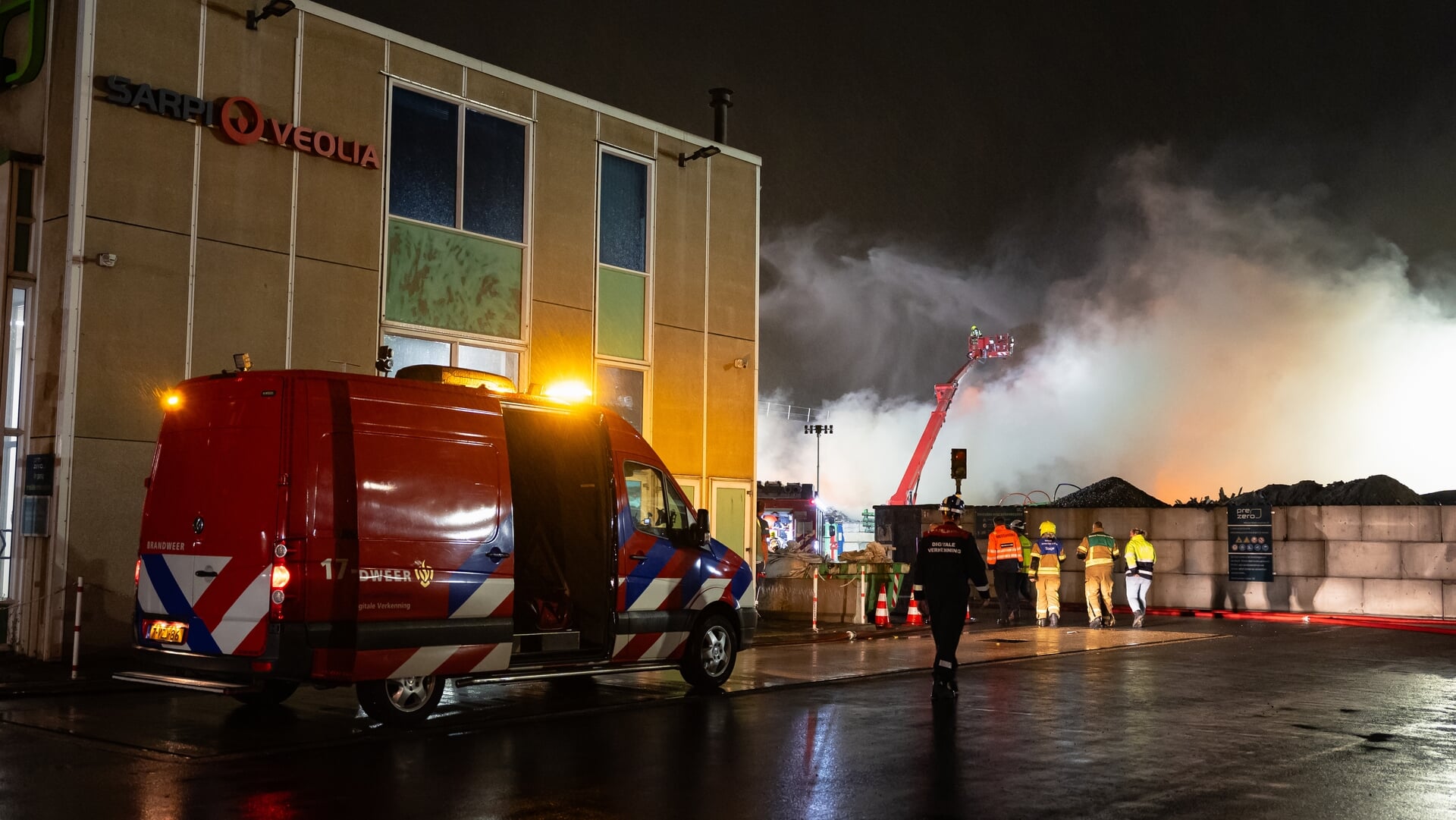 Zeer grote brand bij afvalverwerkingsbedrijf in Schiedam onder controle