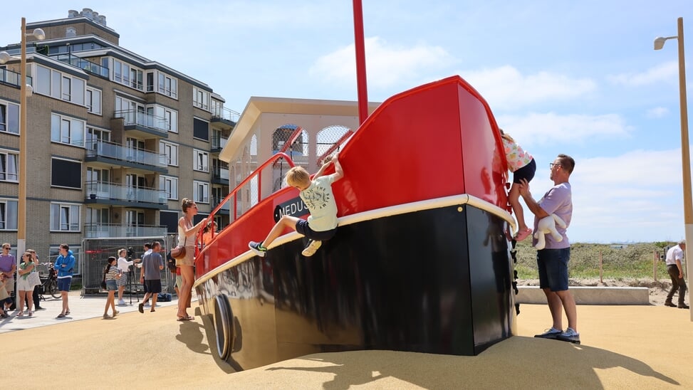 Kinderen kiezen naam MEDUSA voor speelboot op de boulevard in Kijkduin