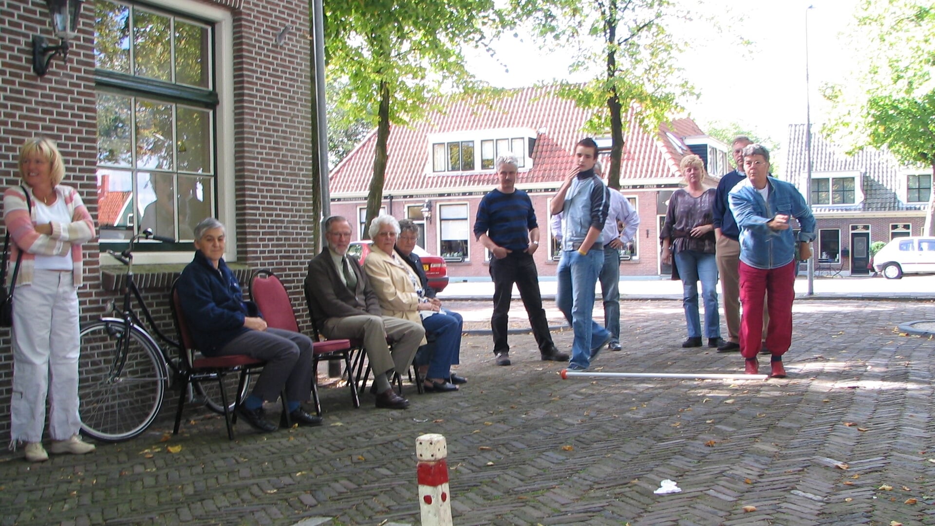 Paaltje werpen, ook wel Steenwerpen genoemd, is vooral een sociale aangelegenheid. 