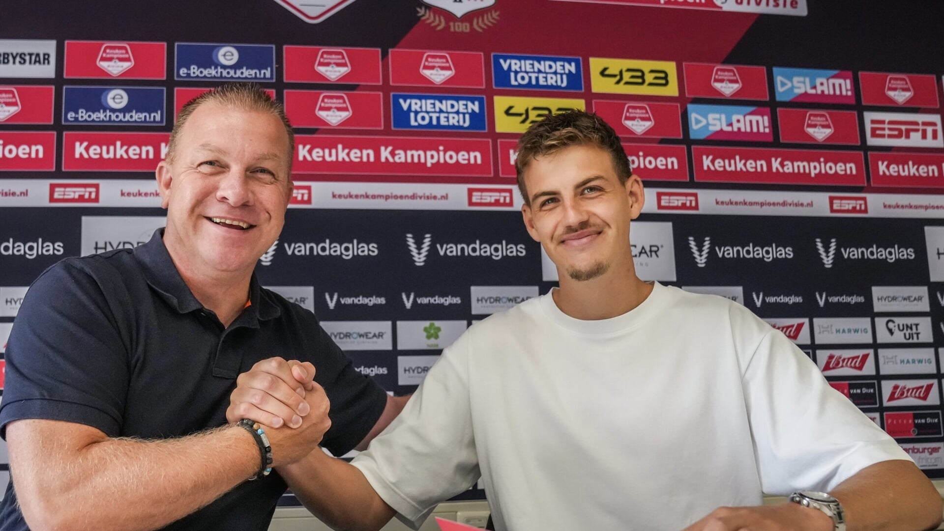 Koen Bucker straalt na het ondertekenen van het contract.