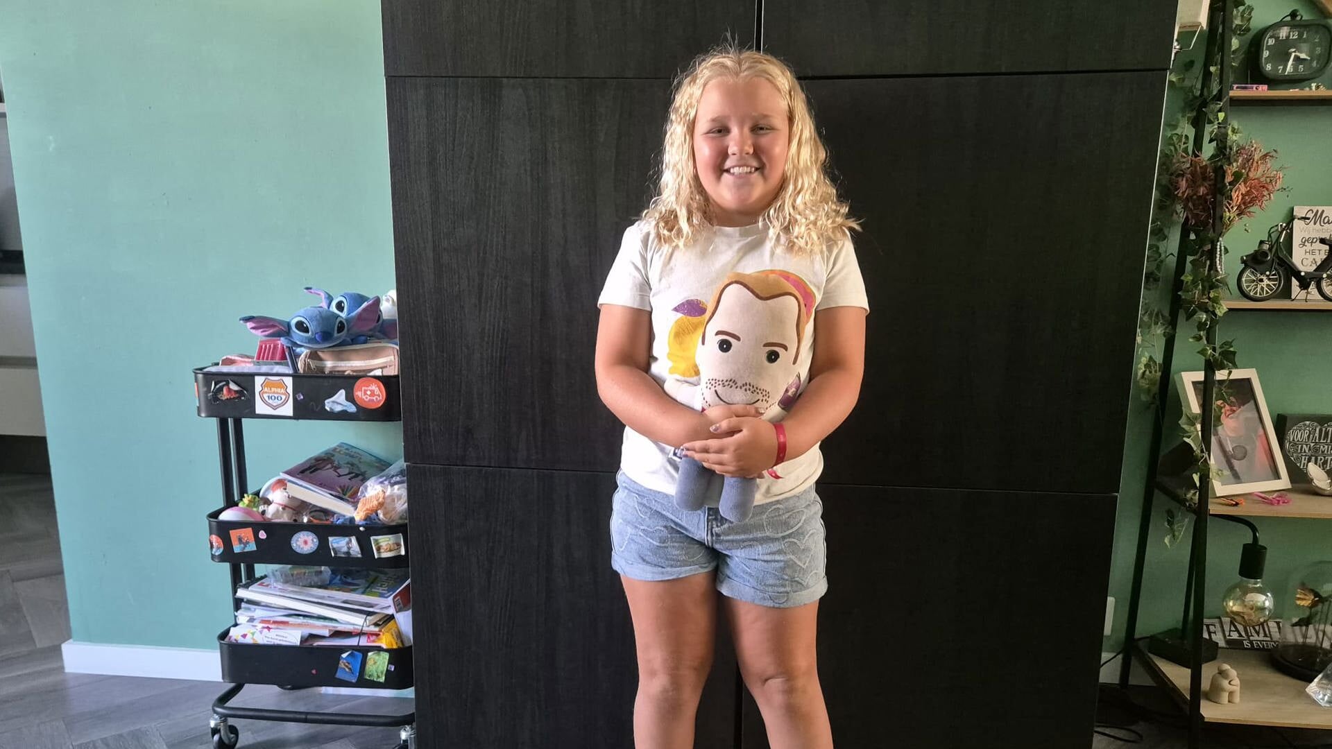 Elaiza van Weeren met haar 'papa-knuffel'.