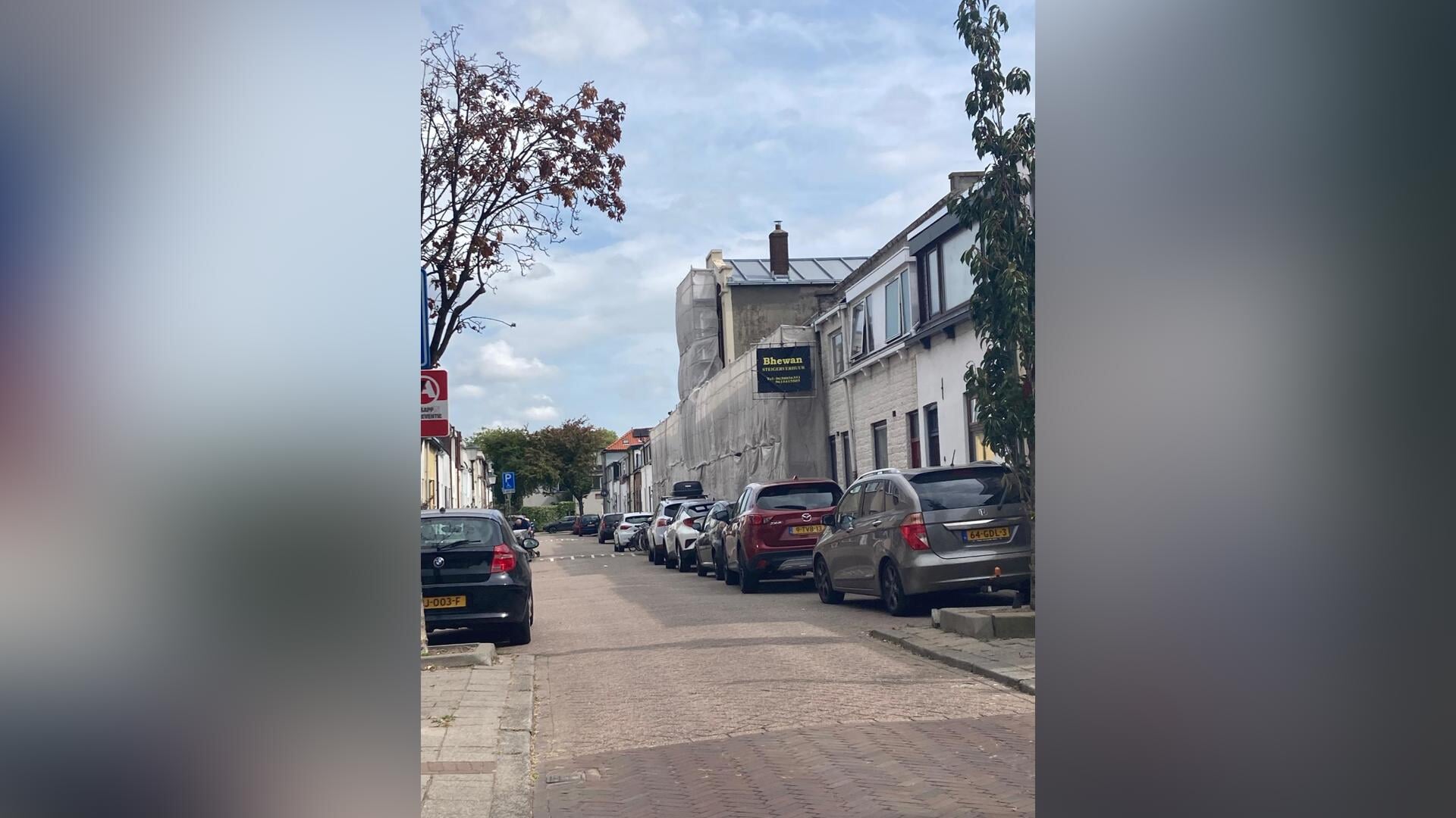 Leliestraat 10 lijkt wel door kunstenaar Christo verpakt te zijn.