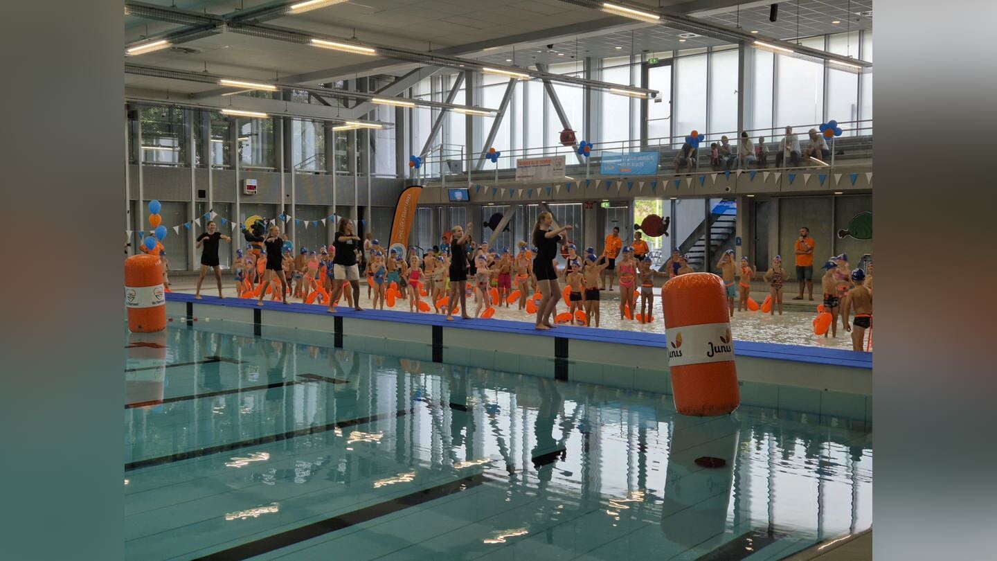 De kinderen begonnen in het water met de warming-up.
