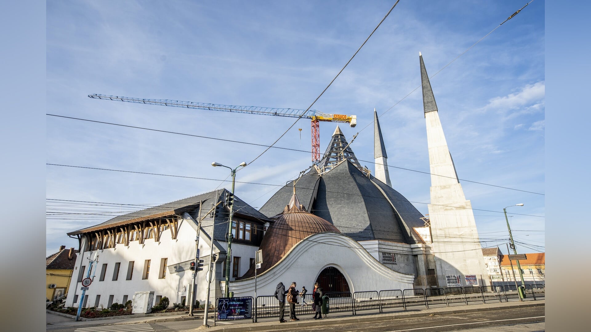Ook structuralisme in architectuur en stedenbouw komt aan bod. 