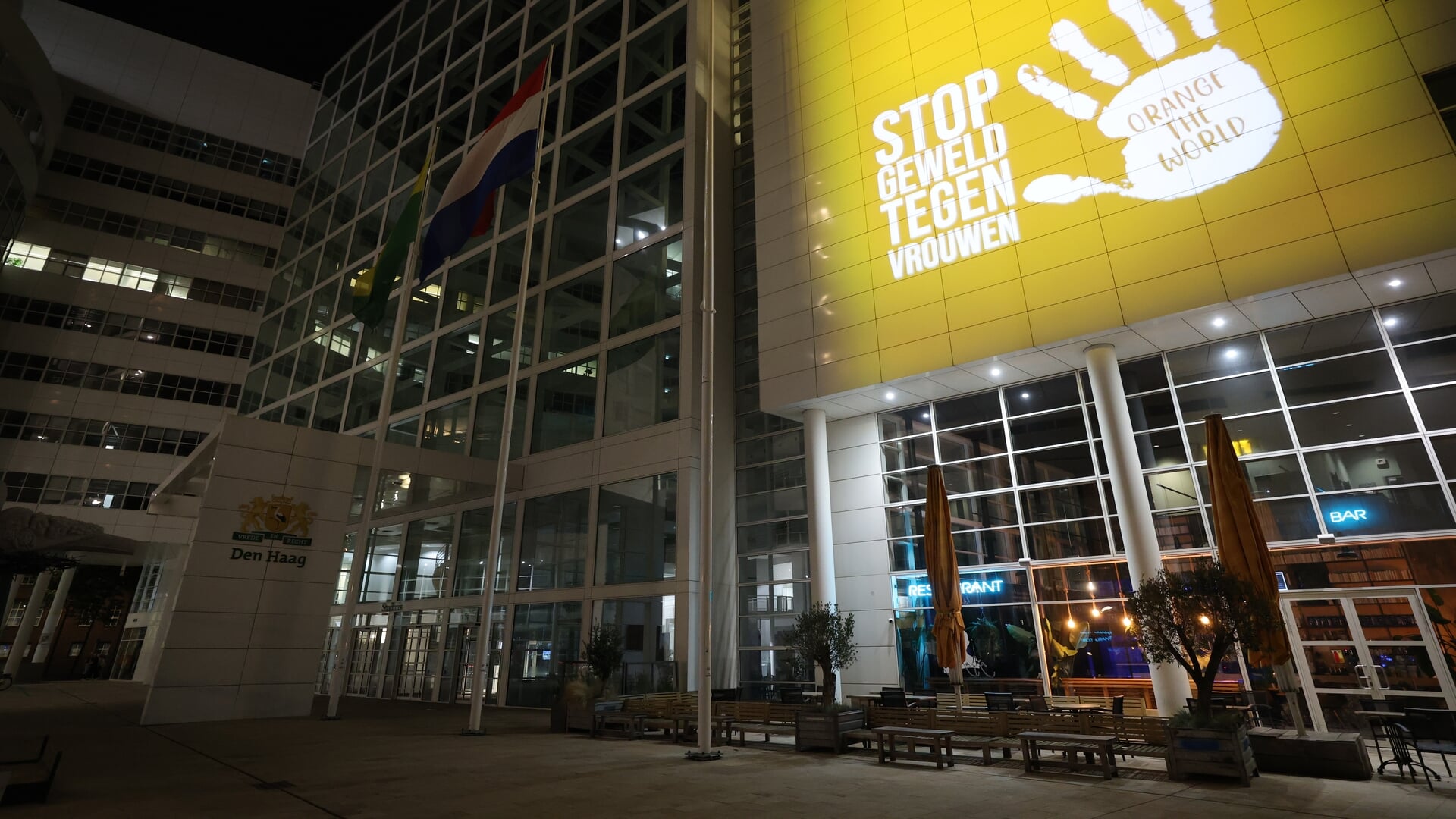 Demonstratie en verlichting stadhuis vragen aandacht voor geweld tegen vrouwen