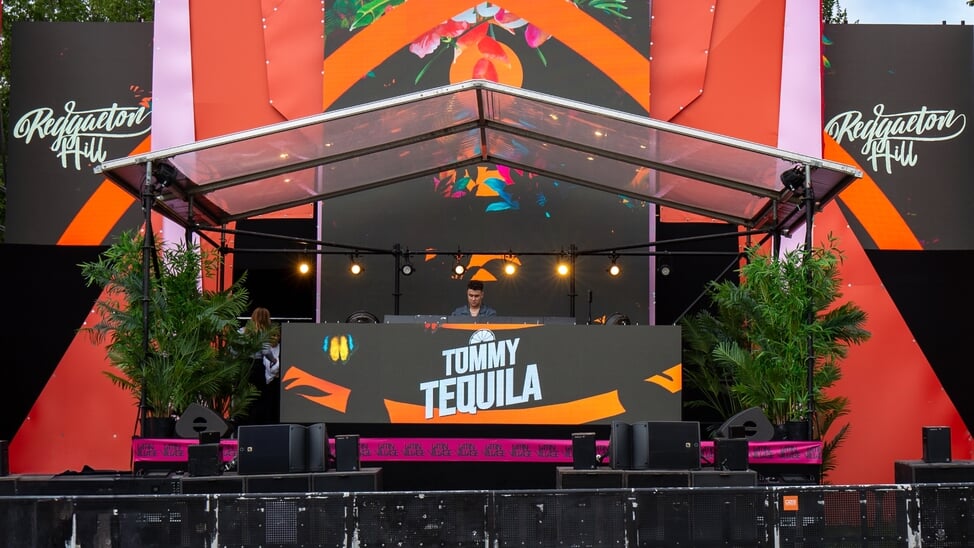 Tommy Tequila op het podium bij Latin Village