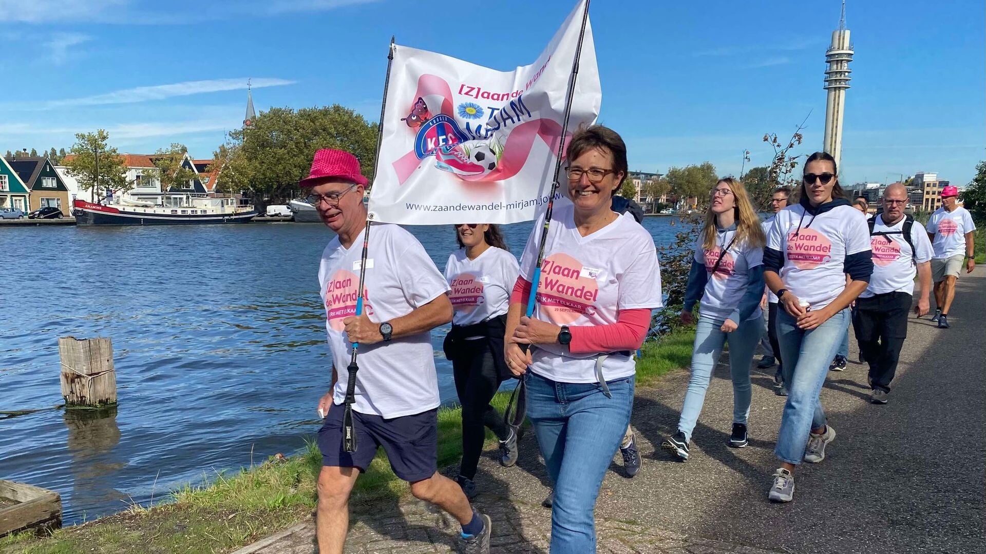 Sandra houdt samen met Ko, de man van Mirjam, de banner vast.