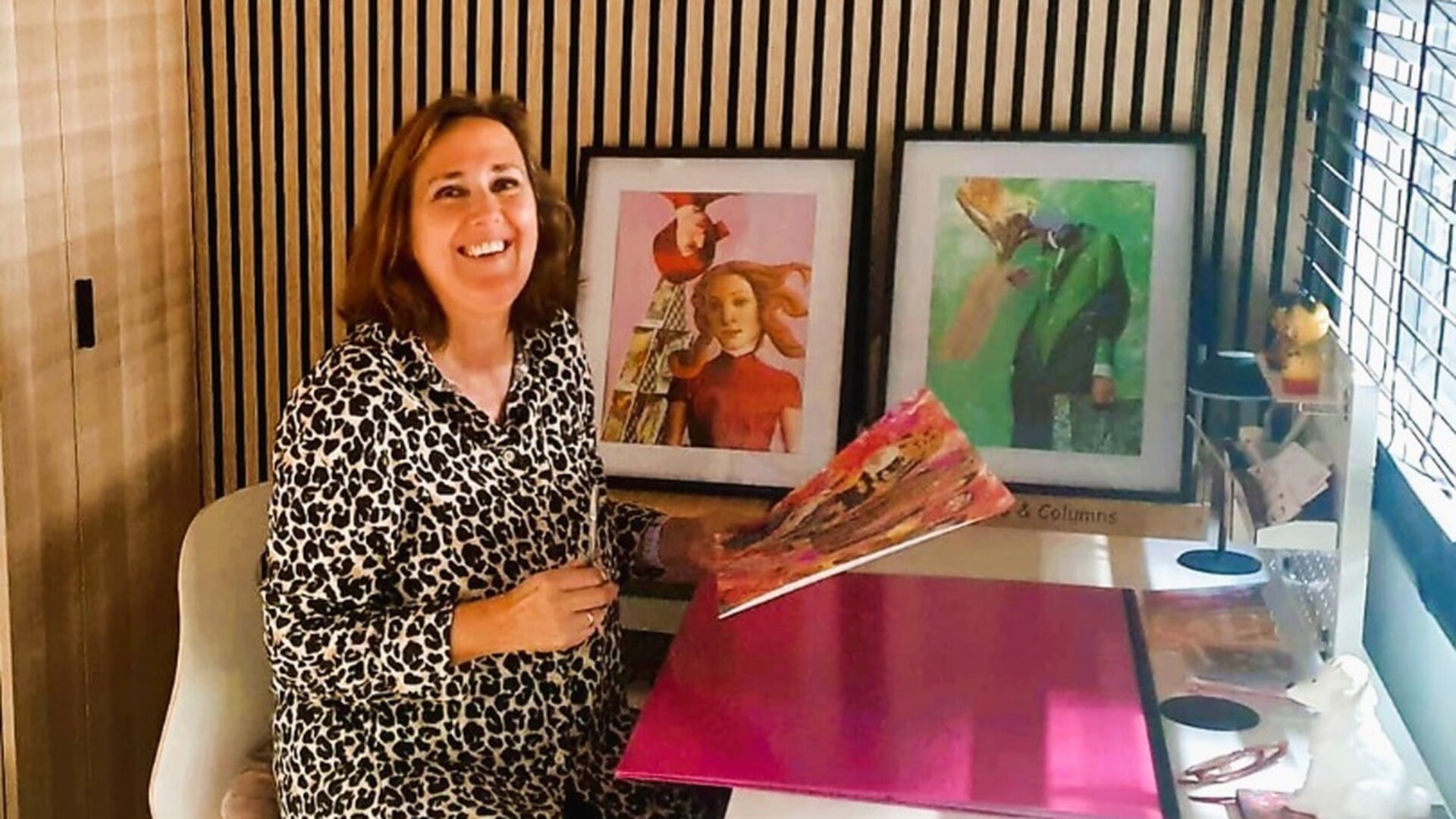 Georgette haalt haar afbeeldingen uit tijdschriften en magazines.
