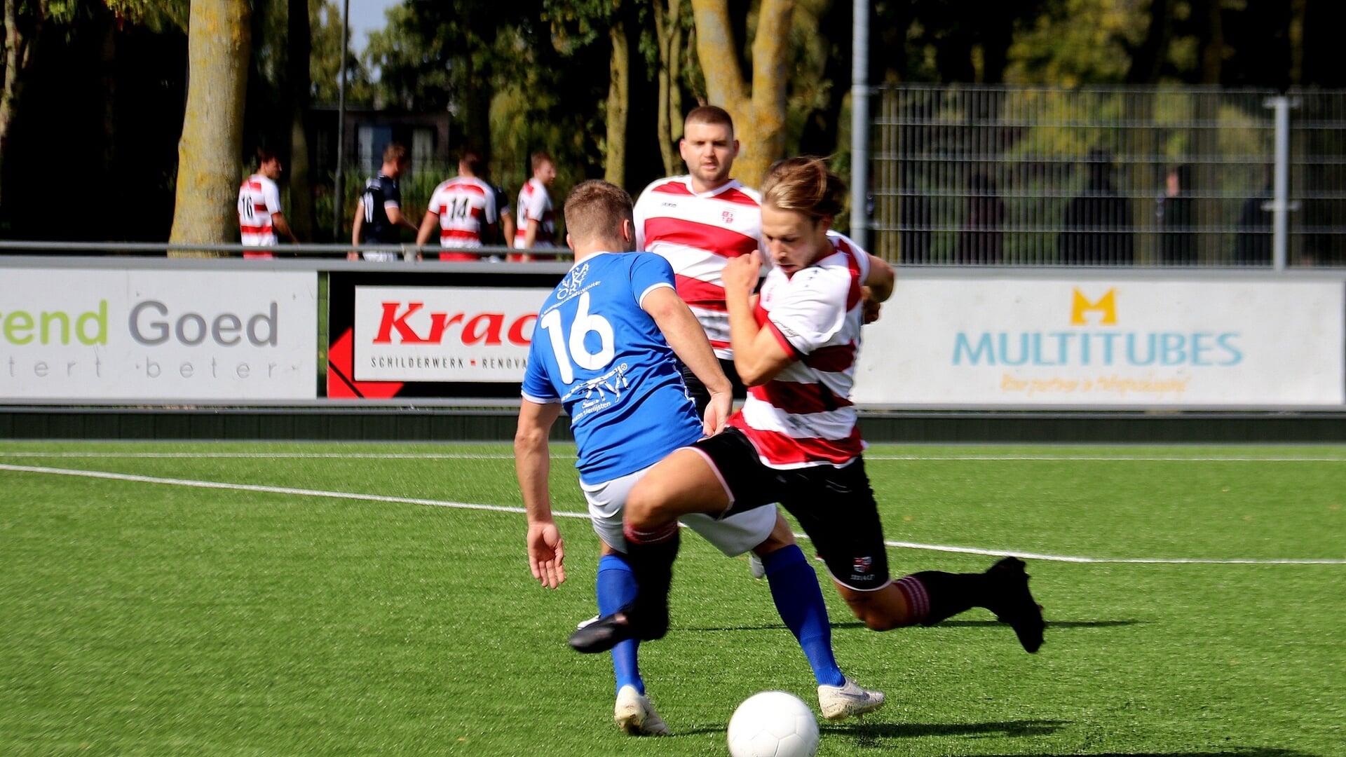 Sporting Krommenie en Blauw Wit W strijden om de bal.