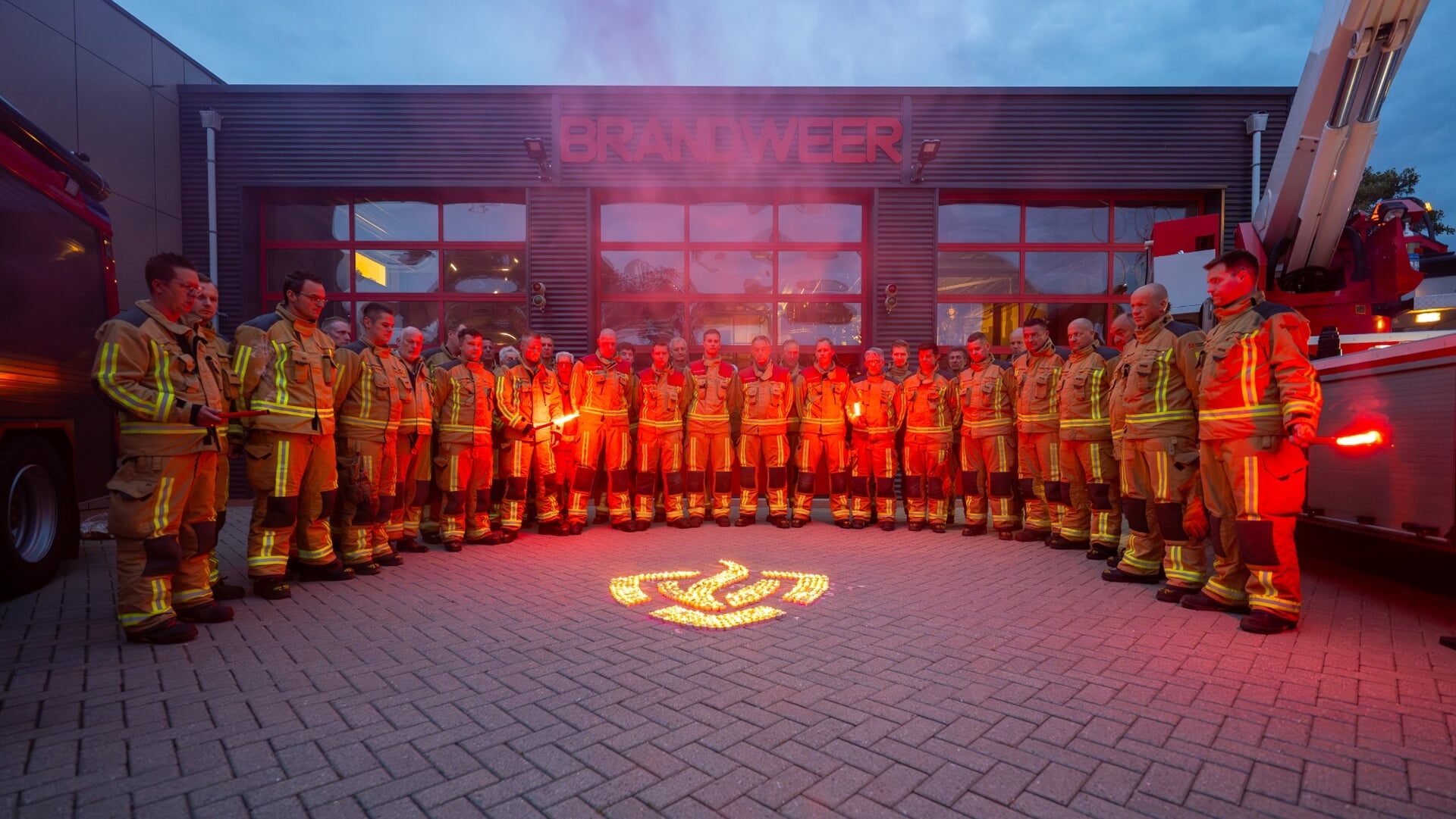 Brandweer Naaldwijk brengt ontroerend eerbetoon aan overleden collega's