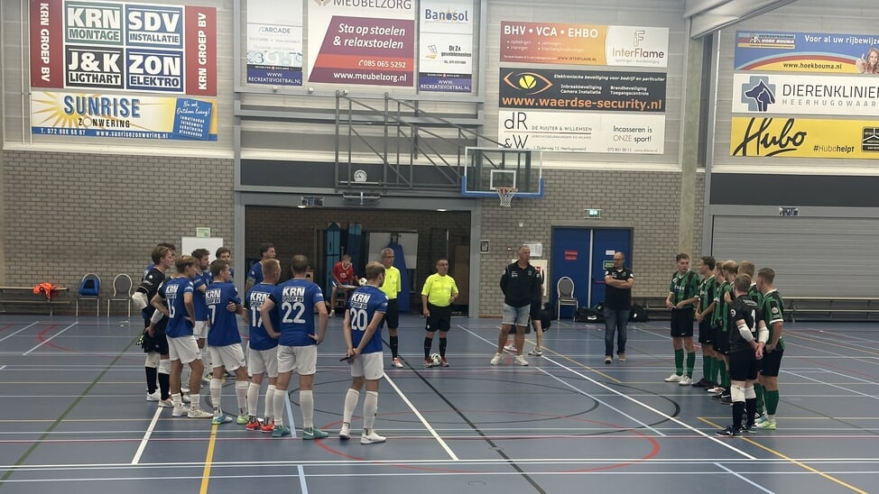 Voorafgaand aan de oefenwedstrijd van FC Marlène tegen Vrone werd een minuut stilte gehouden voor Carola Molenaar.