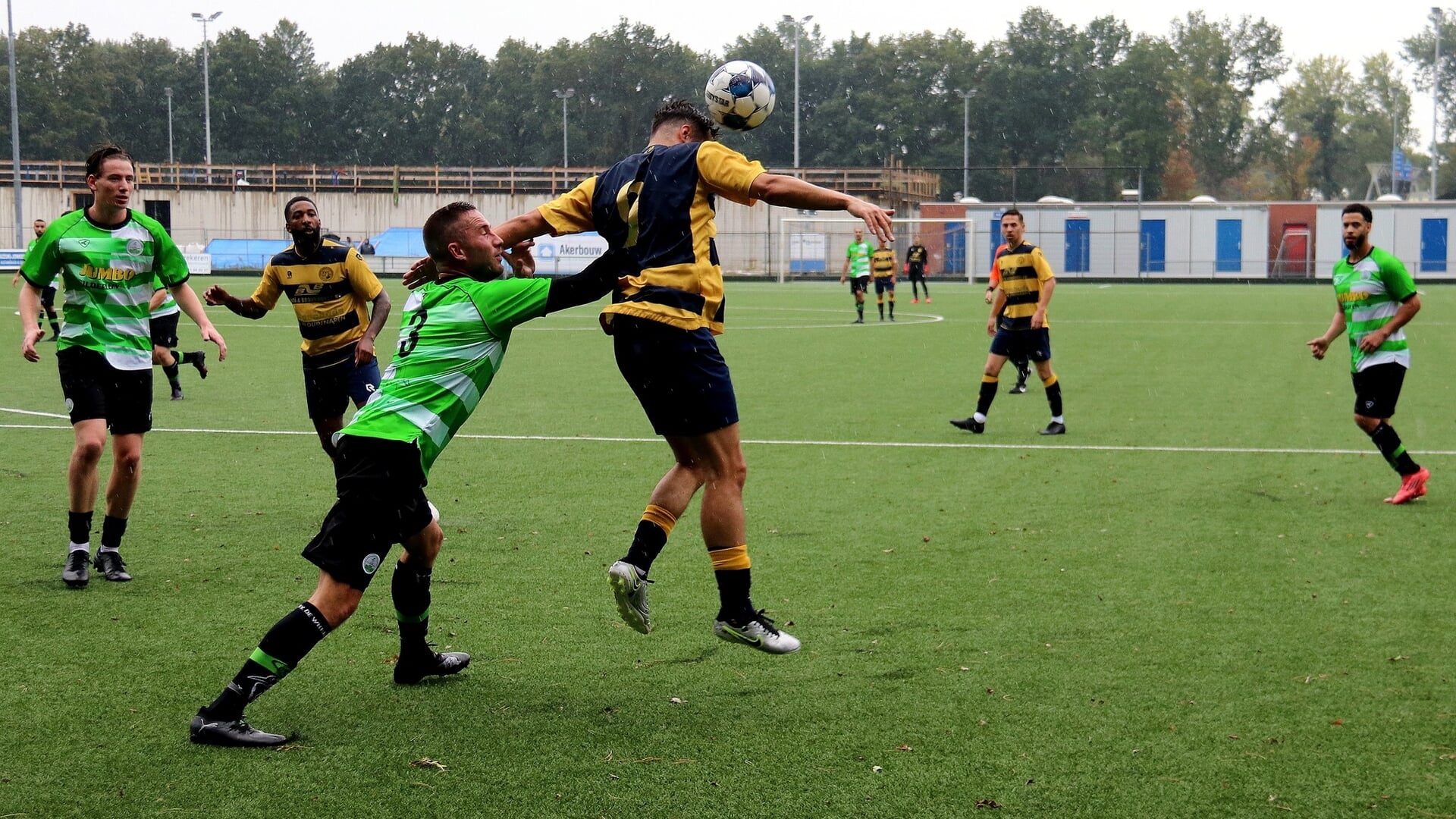 Strijd om de bal die ZVC'22 wint.