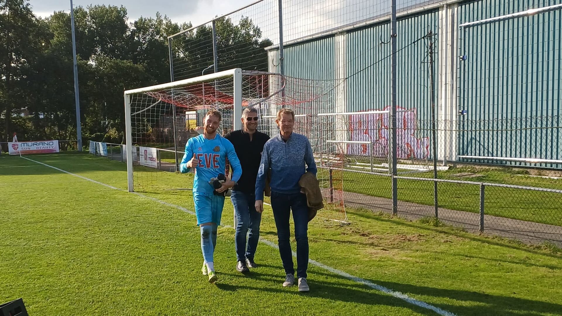 Hercules doelman Rafael Slikker steekt zijn krampvrije duim omhoog na de zwaarbevochten winst op Rood Wit Zaanstad.