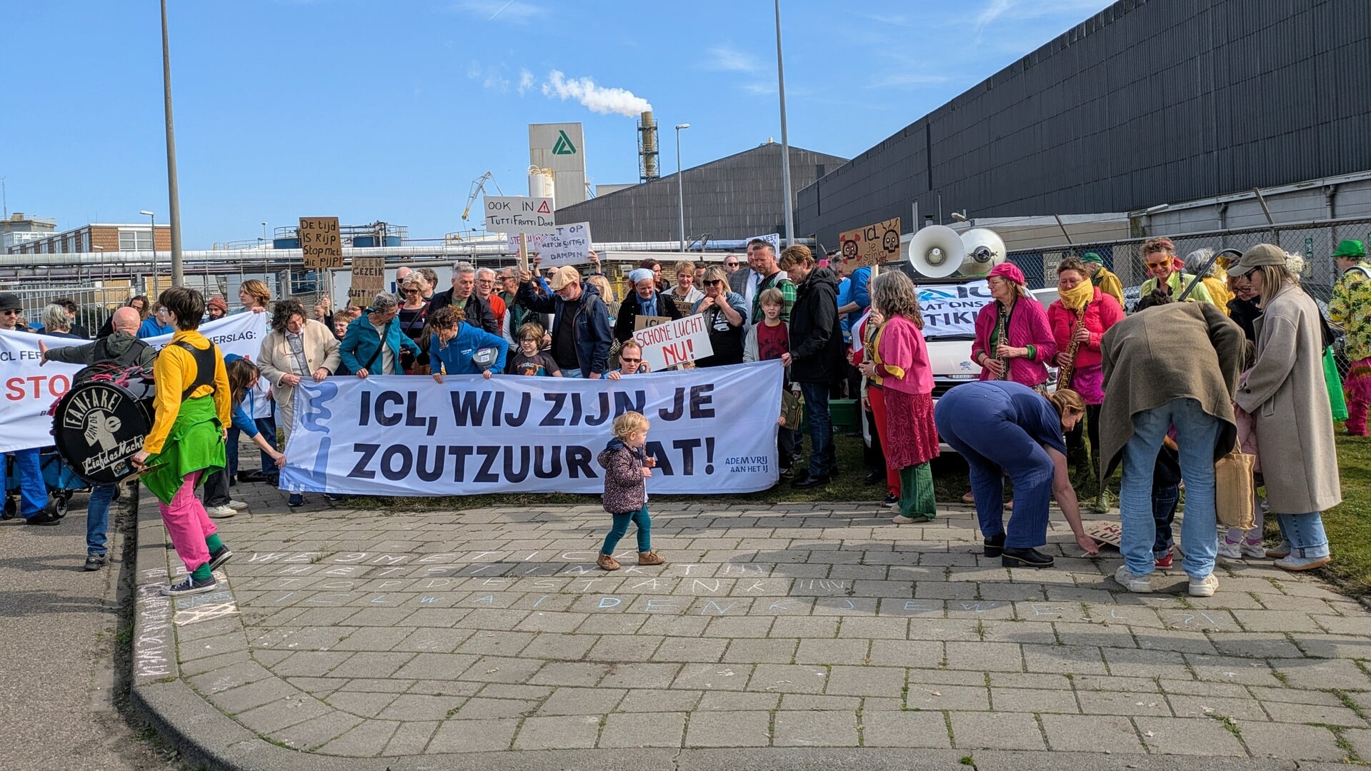Kunstmestfabriek ICL tijdens een demonstratie van buurtbewoners eerder dit jaar