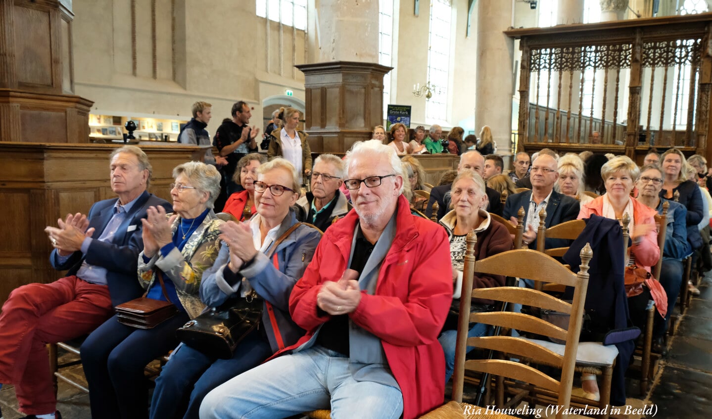 Voorzitter van de Waterlandse Kunstkring Vera Schoone (links) met erelid Malisca Muller (rechts) bij werk van Malisca. (Foto: Ria Houweling/Bouwman)