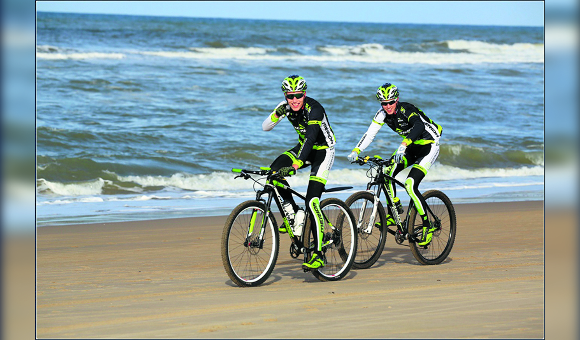 Deelnemers aan de MTB toertocht van Le Champion fietsen zondag 30 december door de polder, over het strand en door het duingebied van Schoorl. (foto: Aangeleverd)