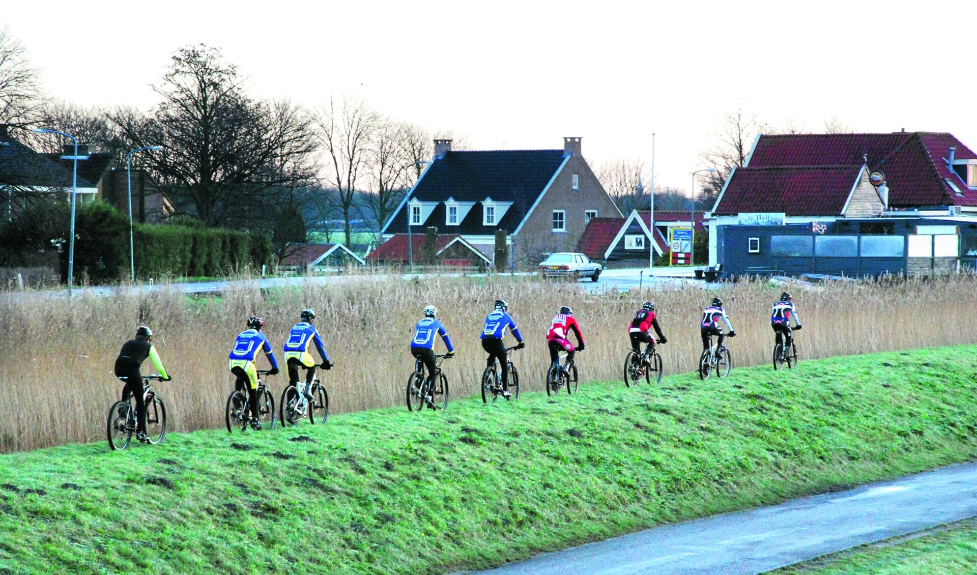 Even uitwaaien op de dijk tijdens de kerstcross in Ursem. (Foto: archief Rodi Media)