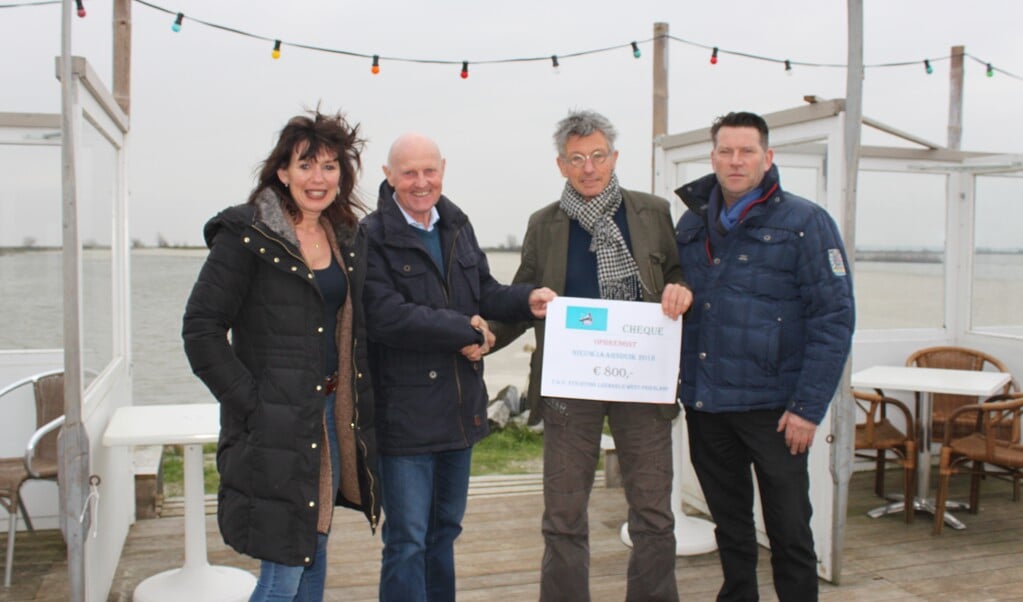 Shirley Schutte, Martin van der Raad, Siem Zeilemaker en Roel Versteeg, bedrijfsleider van de Zoete Zee. (Foto: aangeleverd)