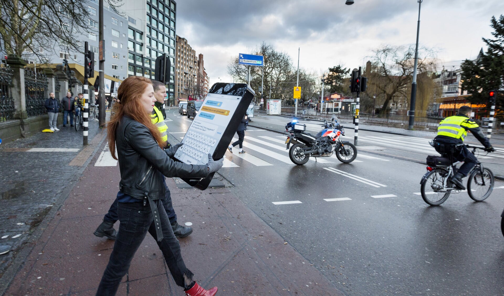 Amsterdamse politie zet verkeer Stadhouderskade stil voor 'superbelangrijk appje'. (Foto: Guido Benschop) 