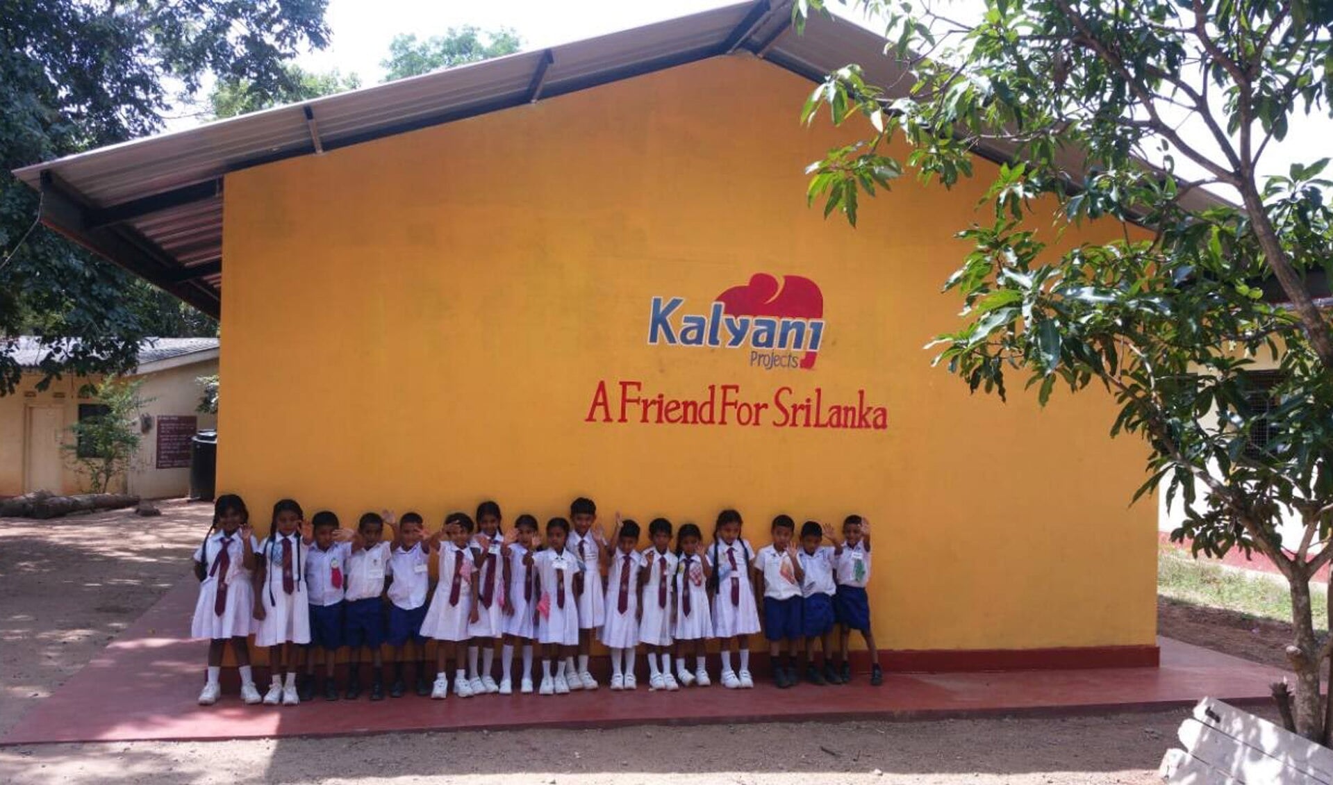 Dankzij alle sponsoren, donateurs en iedereen die een gift heeft gedaan aan Stichting Kalyani kunnen de kinderen in Udawalay Gama weer veilig en prettig naar school. (Foto: aangeleverd)
