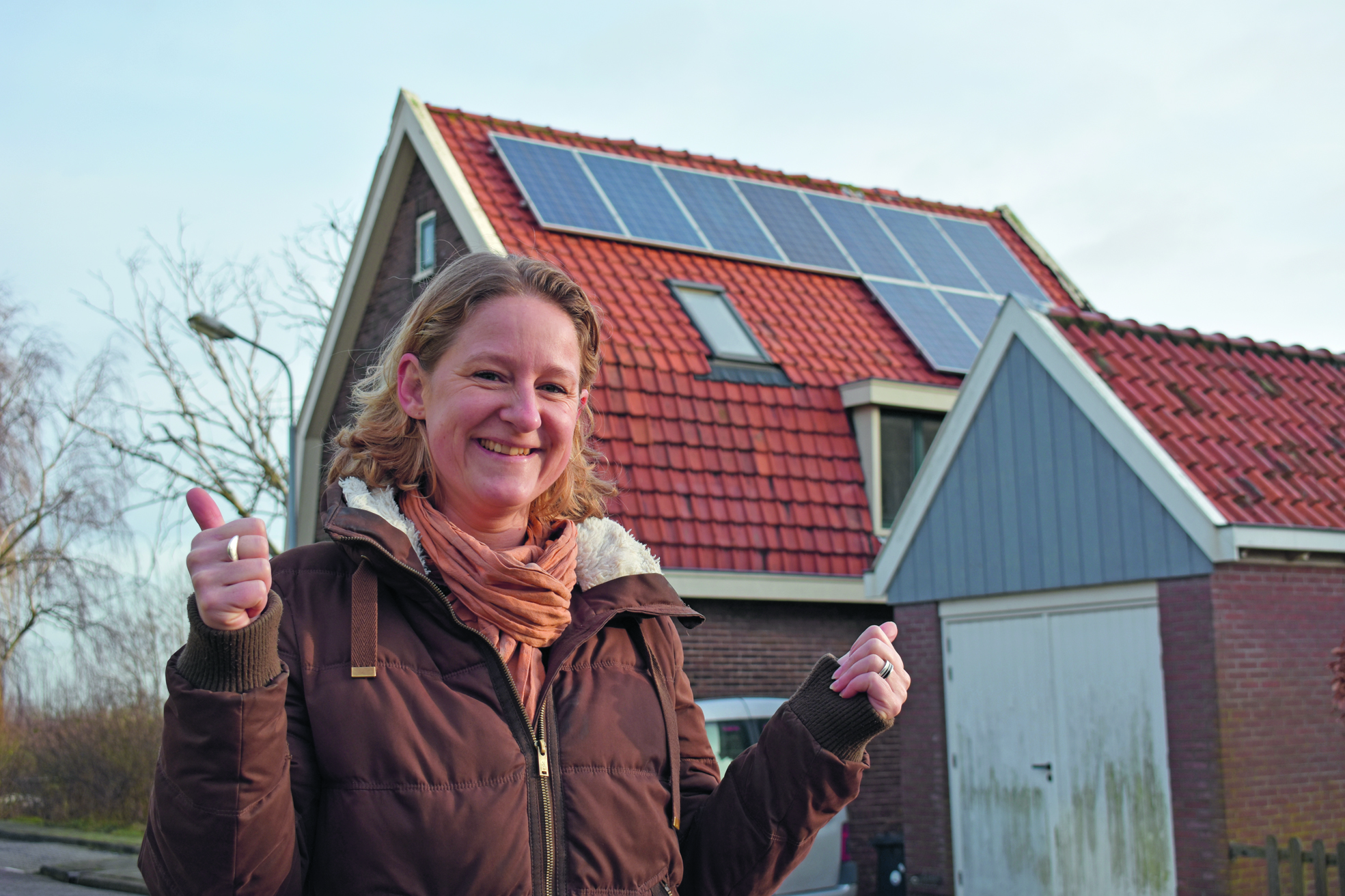 Femke is blij met deze Westzaners, die met zonnepanelen op het dak het goede voorbeeld geven. (Foto: Daan Ruijter/Rodi Media)