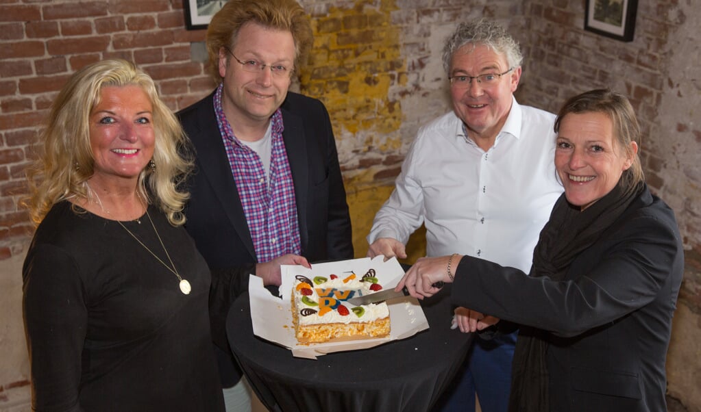 VVD vertegenwoordigers overhandigen de taart aan Alies de Lange (rechts). (Foto: Vincent de Vries)