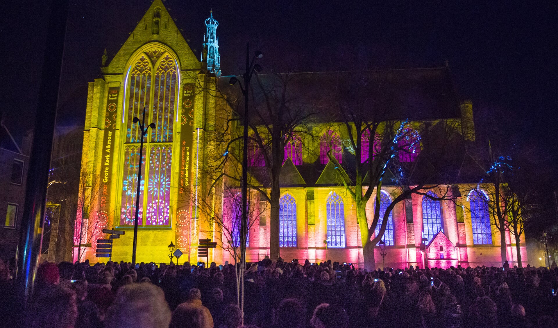 De Fraai verlichte Grote Kerk tijdens het indrukwekkende openingsfeest. (Foto: Vincent de Vries/RM)