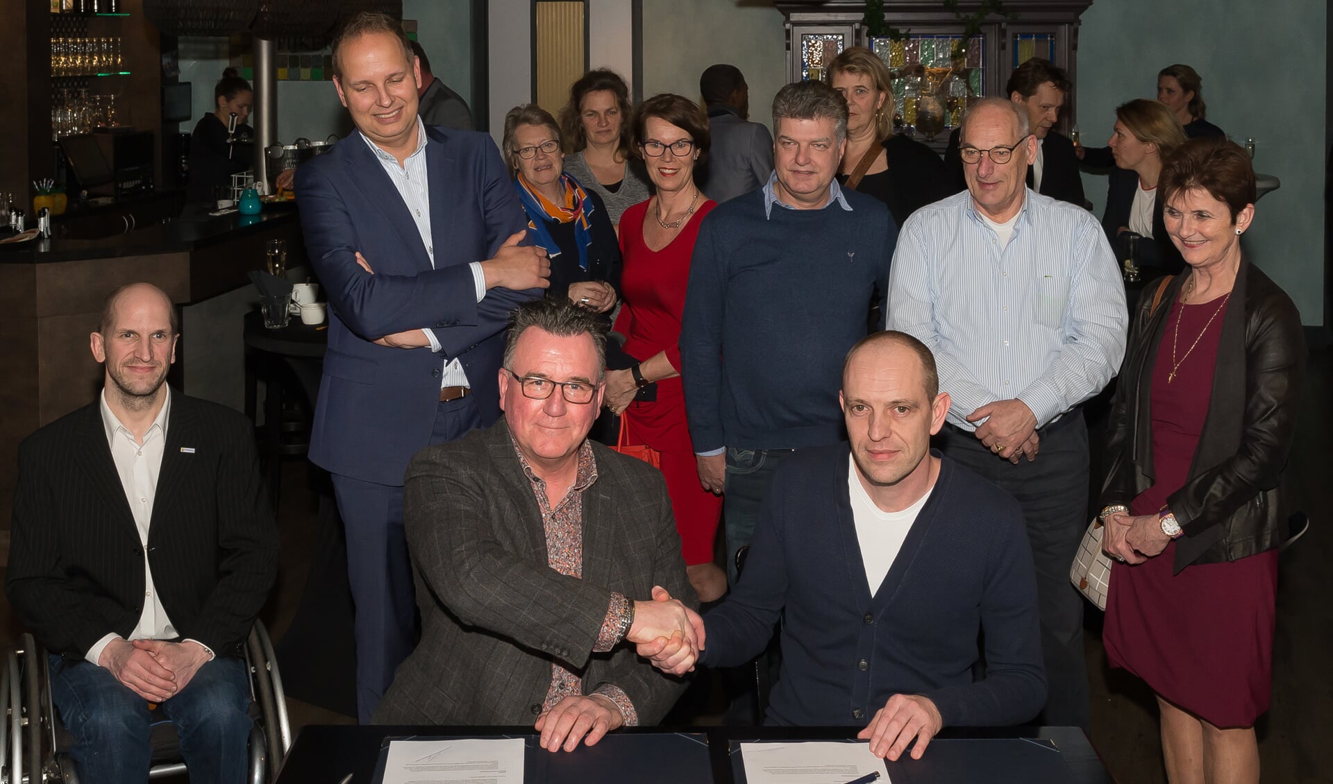 Onder toeziend oog van vertegenwoordigers van de deelnemende ondernemerspartijen gaven Mario Hegger en Daniel Pardoen elkaar de hand. (Foto: Han Giskes) 