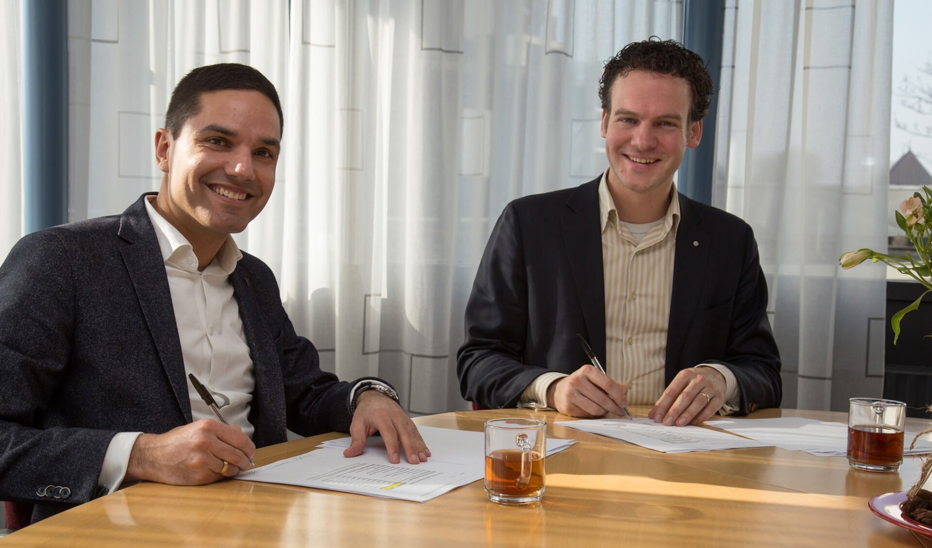 Directeur-bestuurder Stefan van Schaik van Wooncompagnie en wethouder Jelle Beemsterboer van de gemeente Schagen tekenen de ontwikkelovereenkomst. (Foto: aangeleverd)