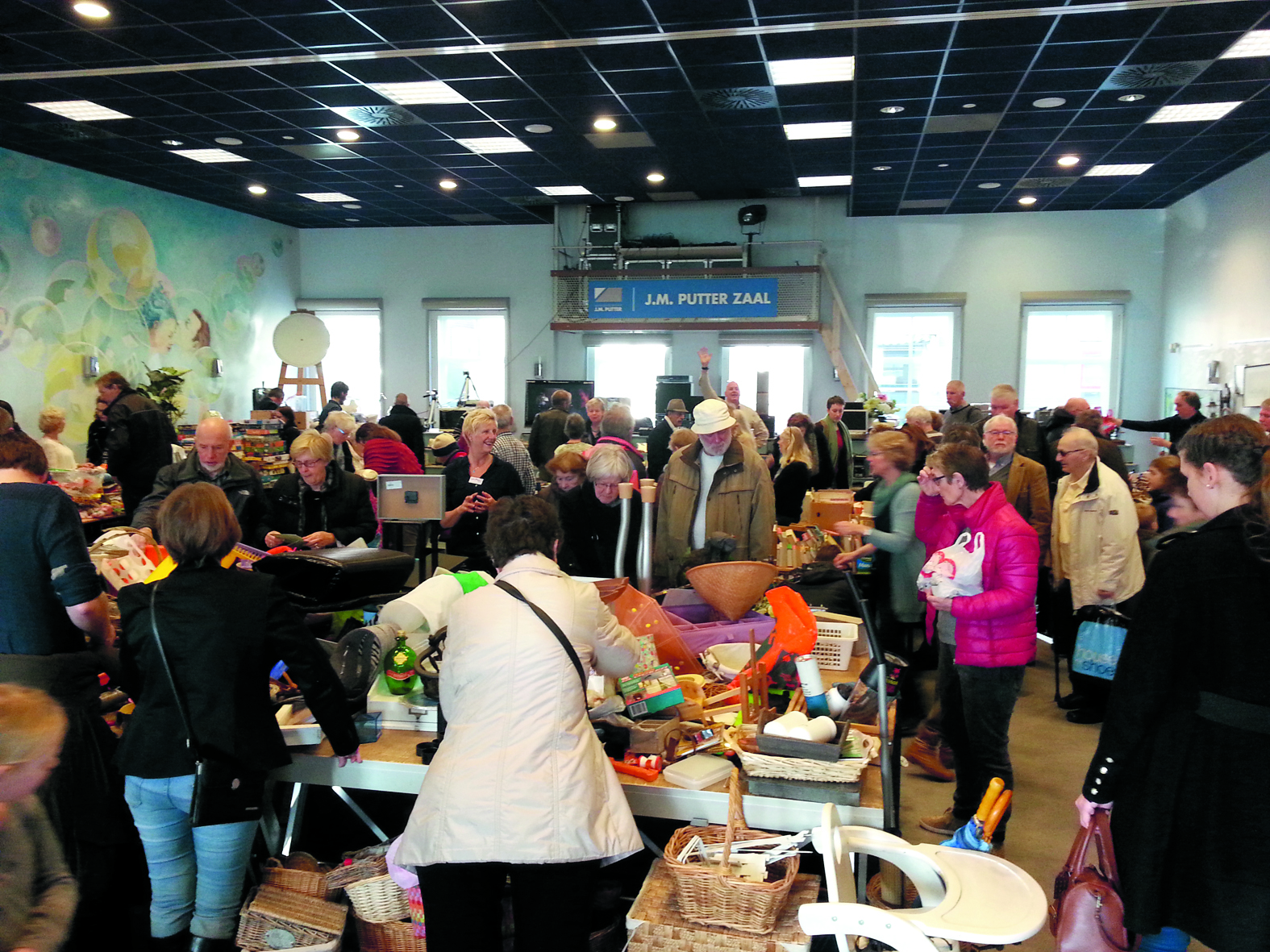 De rommelmarkt in 2017 was druk bezocht. (Foto PB)