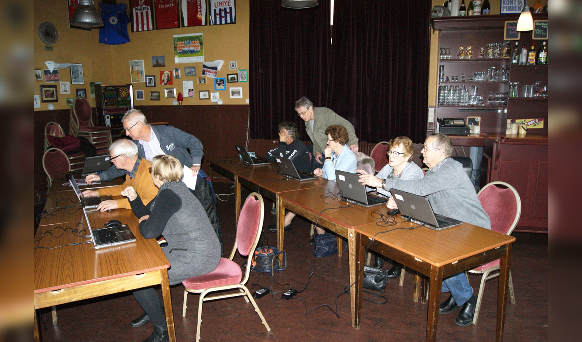 Omgaan met de computer; dat leren de deelnemers bij de computercursus van De Actieve Senioren. (Foto: aangeleverd)