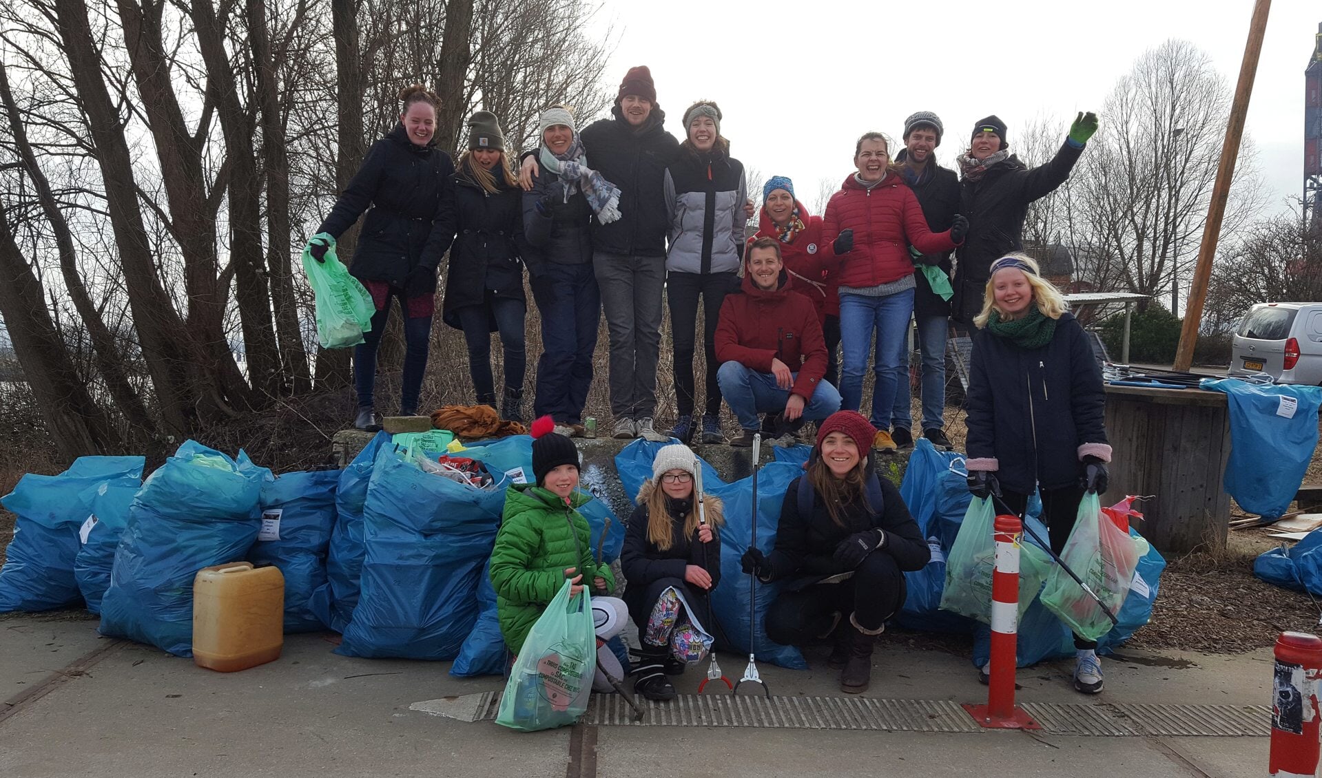De vrijwilligers met hun verzamelde afval. (Foto: Trashdating)