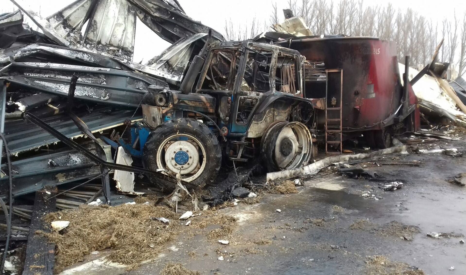 Het bedrijf, maar ook de trekker en voermengwagen van Jacques en Rory van Berkel ging in vlammen op. (Foto: aangeleverd)
