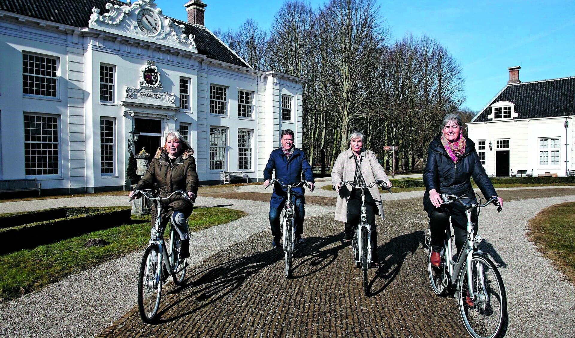 De wethouders Toerisme & Recreatie van de gemeenten Velsen, Beverwijk en Heemskerk fietsen een deel van de regionale route. (foto Reinder Weidijk)