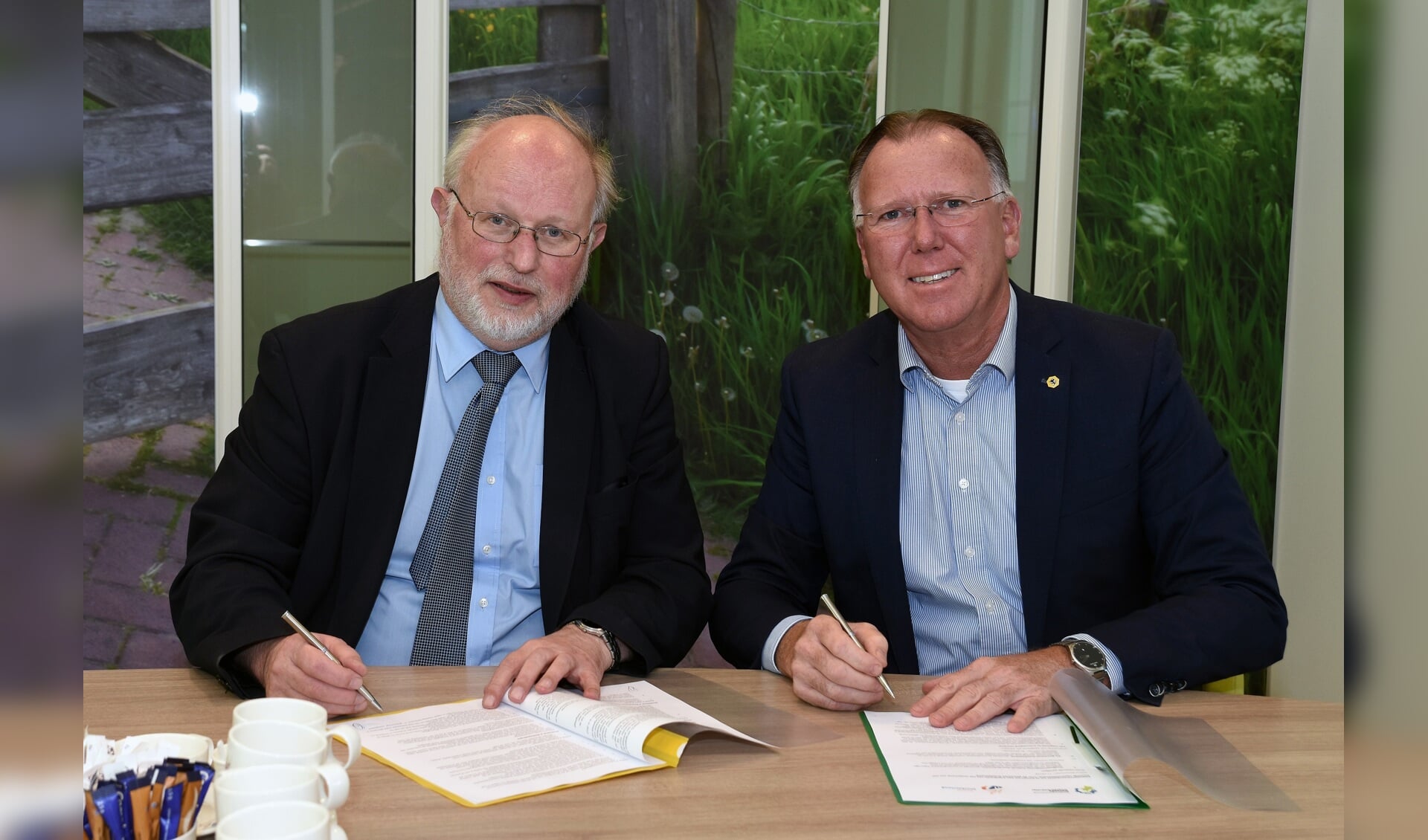 Wethouder Peter Kuiken en hoogheemraad Rob Veenman ondertekenden donderdag 8 maart de intentieovereenkomst Overname Stedelijk Water Drechterland. (Foto: aangeleverd)