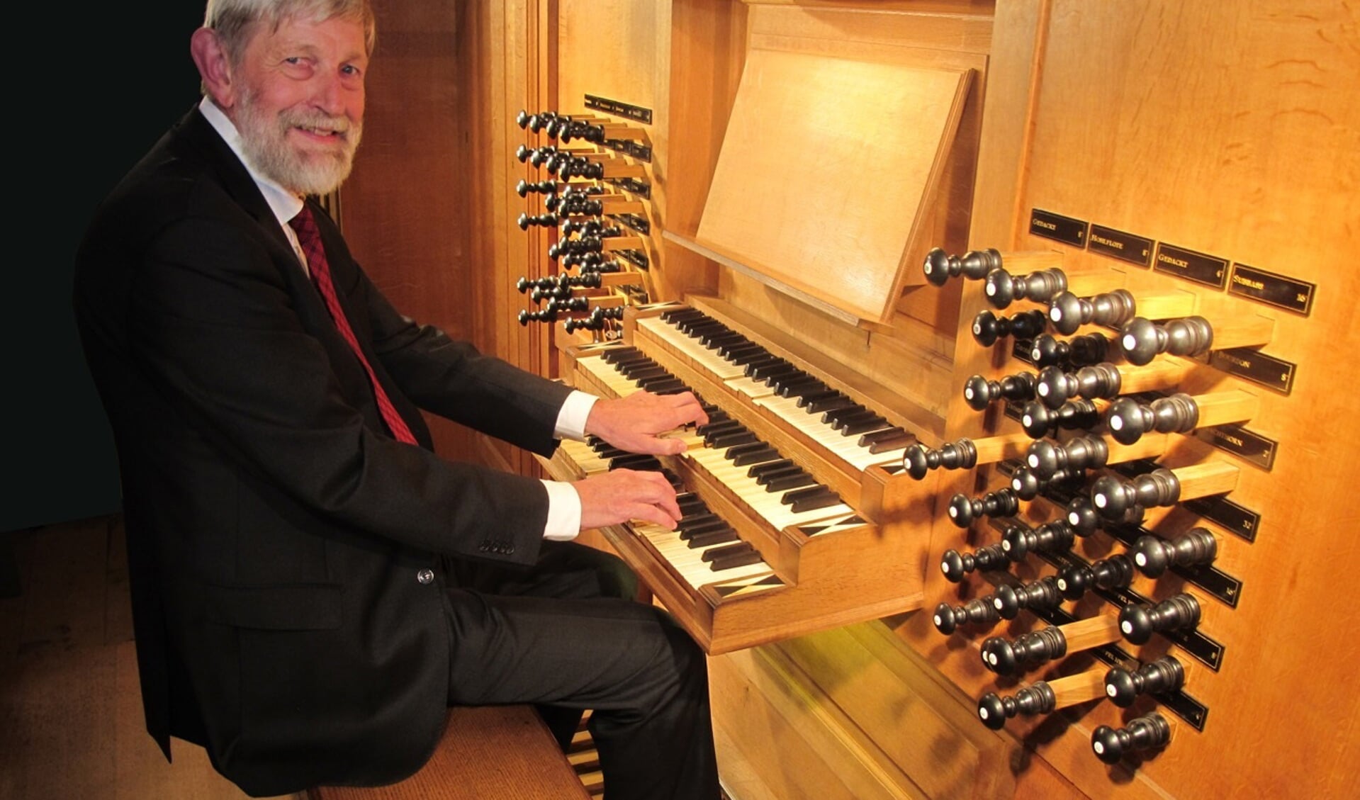 De vermaarde organist Dirk Out speelt 8 april op het Pels & Van Leeuwen-orgel in de hervormde kerk in Venhuizen. (Foto: aangeleverd)