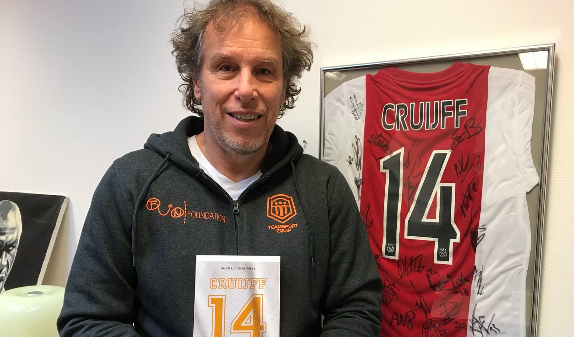 Maarten Bax met het boek 'Cruijff 14'. (foto aangeleverd) 