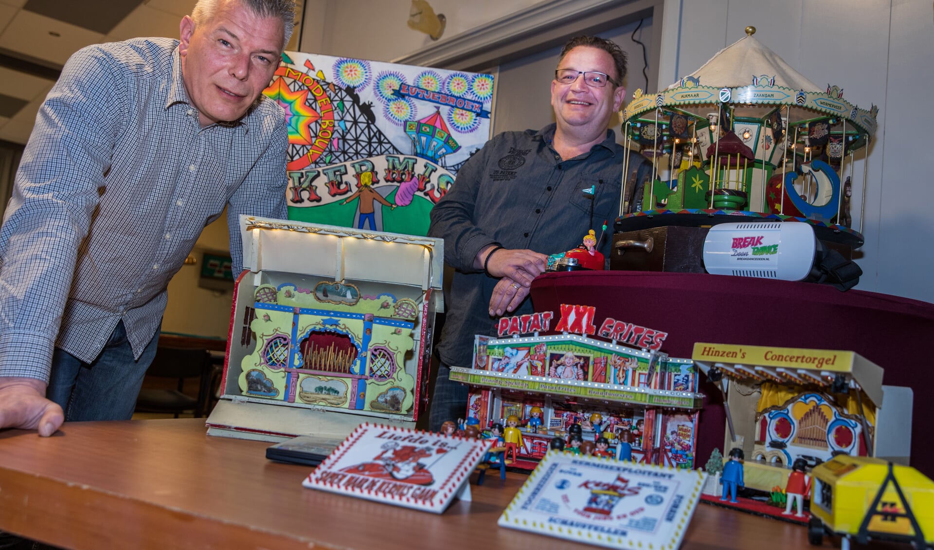 Michel de Jong (r) en Marcel Deen bij een aantal kermisminiaturen die 24 en 25 maart in De Wurf te zien zijn. (Foto: Vincent de Vries/RM)