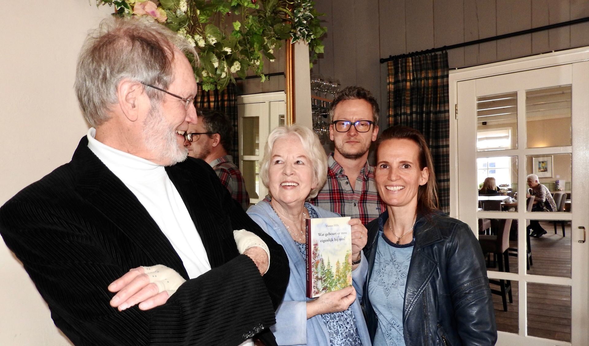 Manon met haar boek temidden van man Jan, zoon Jon en dochter Jody. (Foto: Marja Bak-Aal)