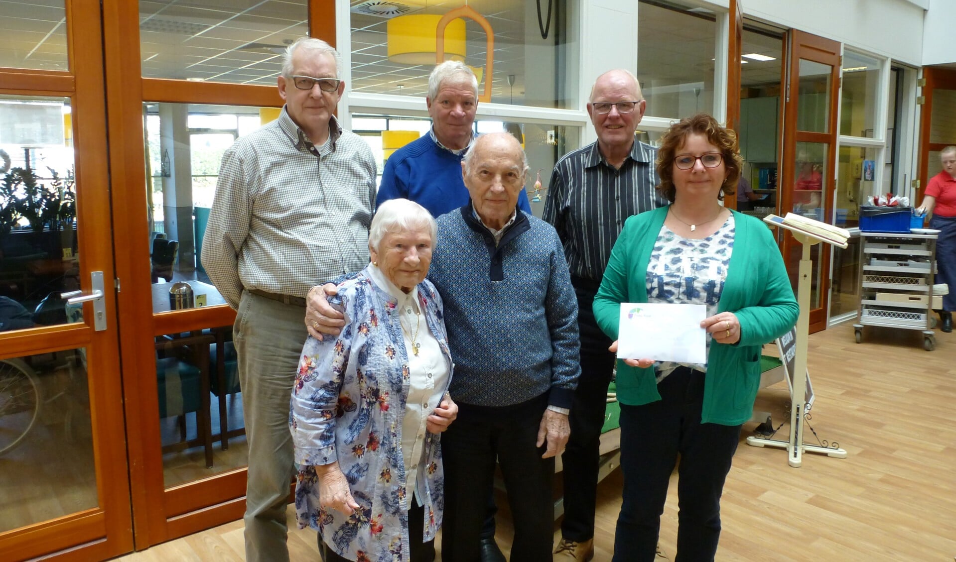 Gerard Kieft, Piet van Vliet, Ed de Vries en José Overmars namen namens Rolstoelbus Heerhugowaard het bedrag in ontvangst. (aangeleverde foto)