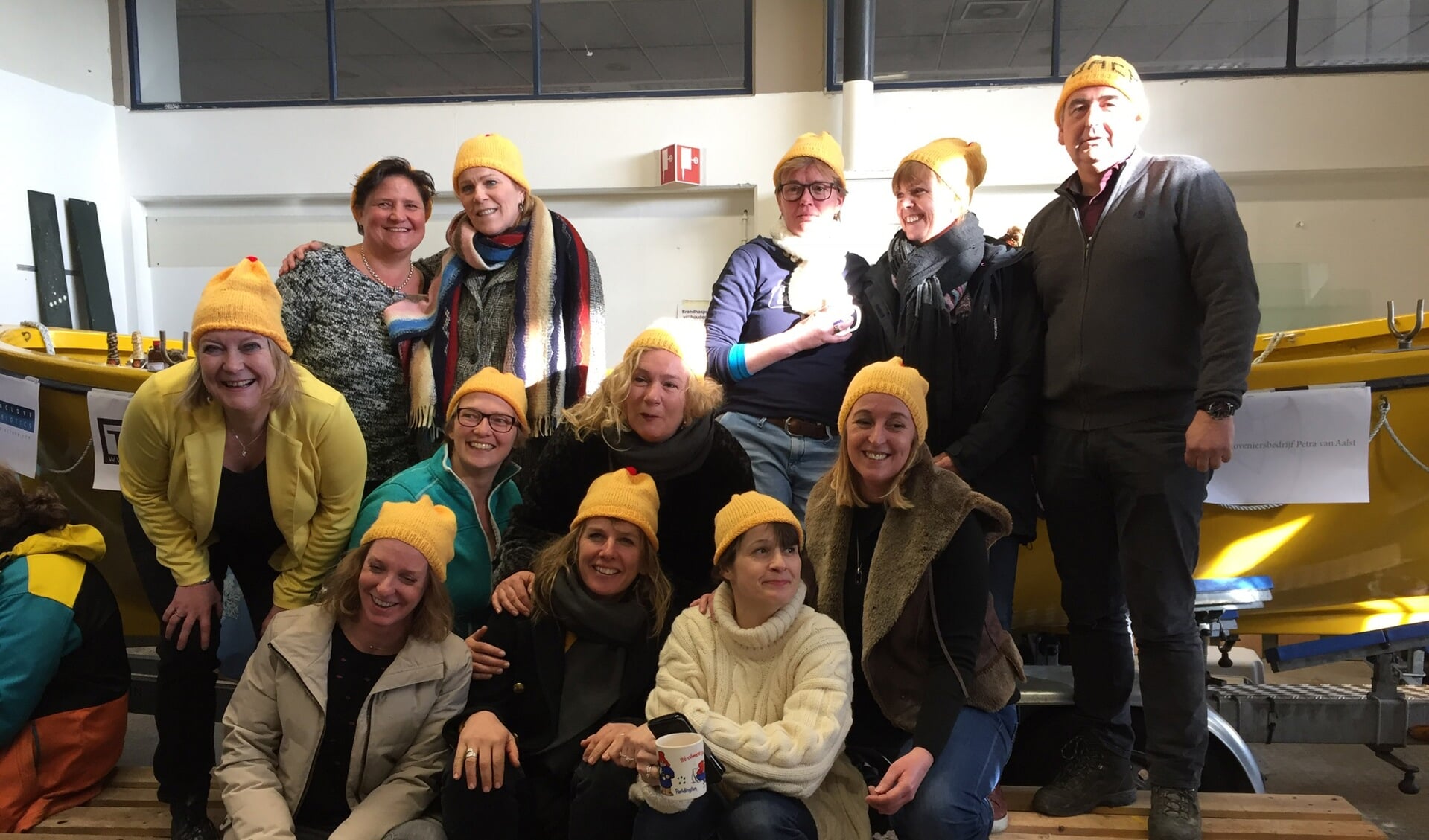 De dames en hun stuurman bij de doop van de Interballast, met oranje mutsjes op ;0)) (Foto: Truus Schouten) 