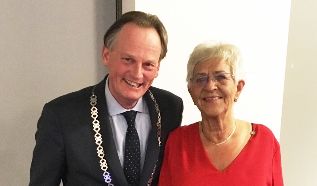 Burgemeester Streng en Marian Boon. (Foto: gemeente Medemblik)