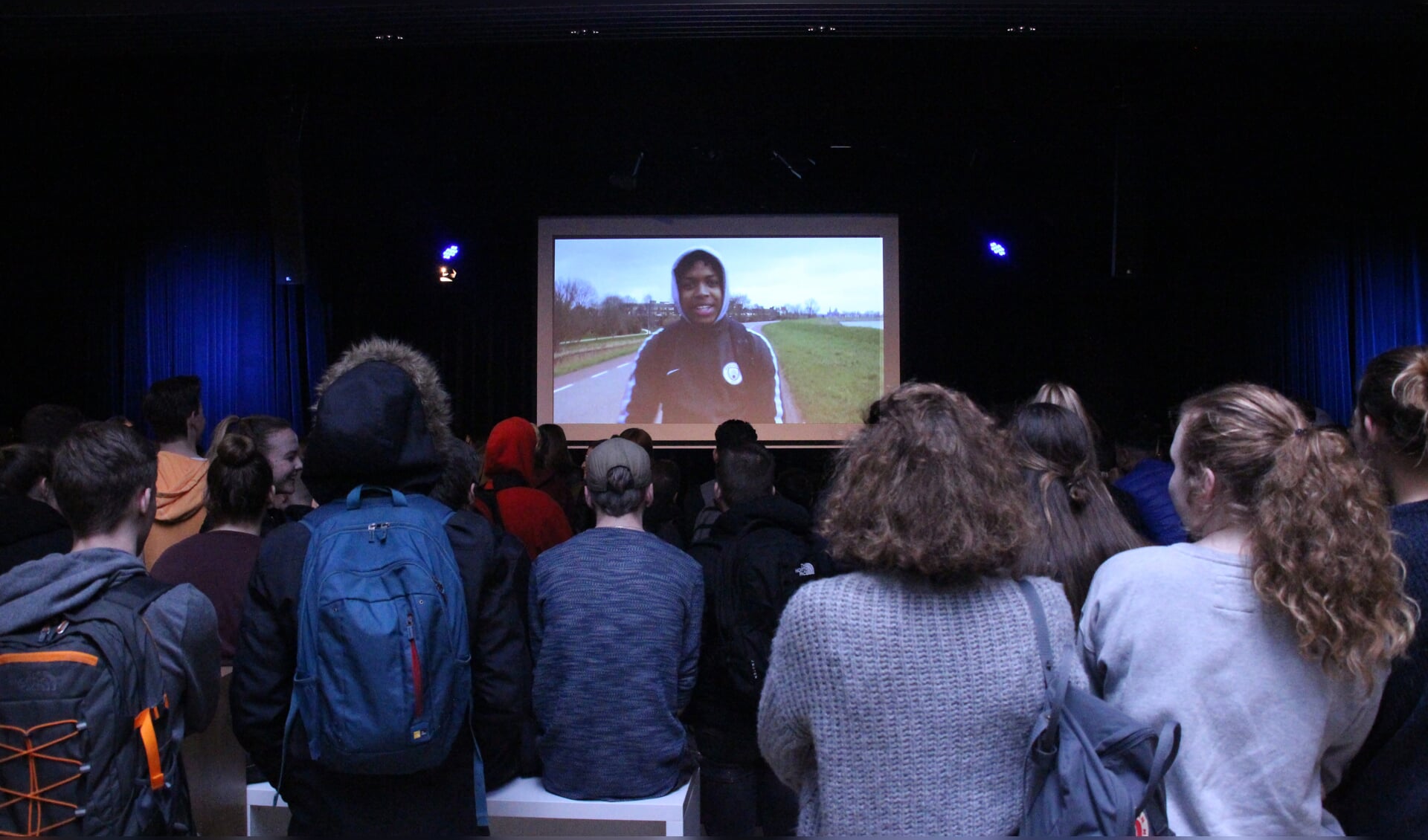 Tijdens de grote pauze werd de clip getoond die negen leerlingen maakten tijdens een rapworkshop. (Foto: aangeleverd)