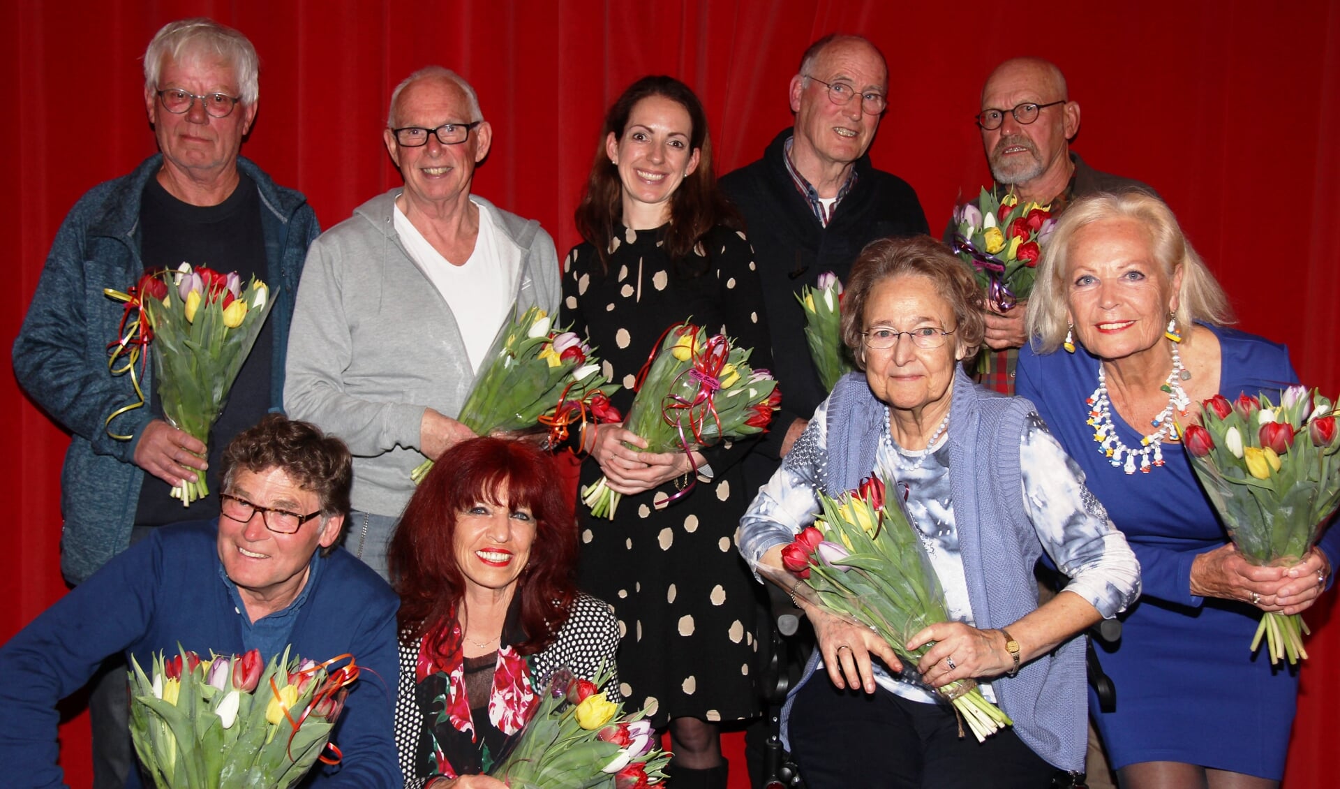 Vier nieuwe bestuursleden nemen de taken over. Op de foto: achterste rij van links naar rechts: Siem Zwaan, Jan Snijder, Marieke Mollema, Henk Hansler en Gerjan Zwaan die blijft als bestuurslid. Op de eerste rij van links naar rechts: Frans, Agnes, Anneke en Henny.  (Foto: Frits van Eck).