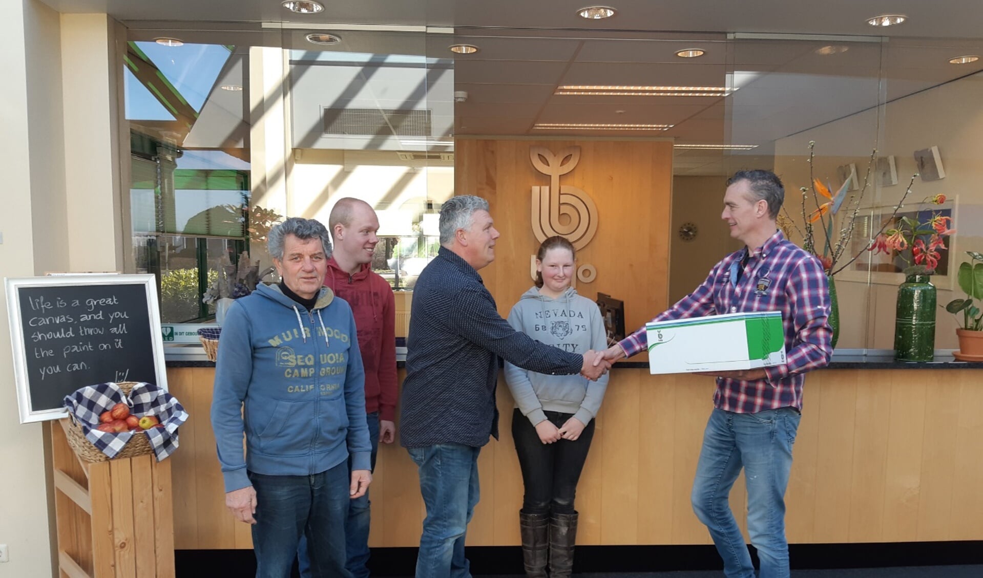 Medewerkers van de Zorgboerderij Blij op de Boerderij ontvangen hun zaadpakket uit handen van Ronald Tesselaar van Bejo Zaden bv. (Foto: Hans Groen)