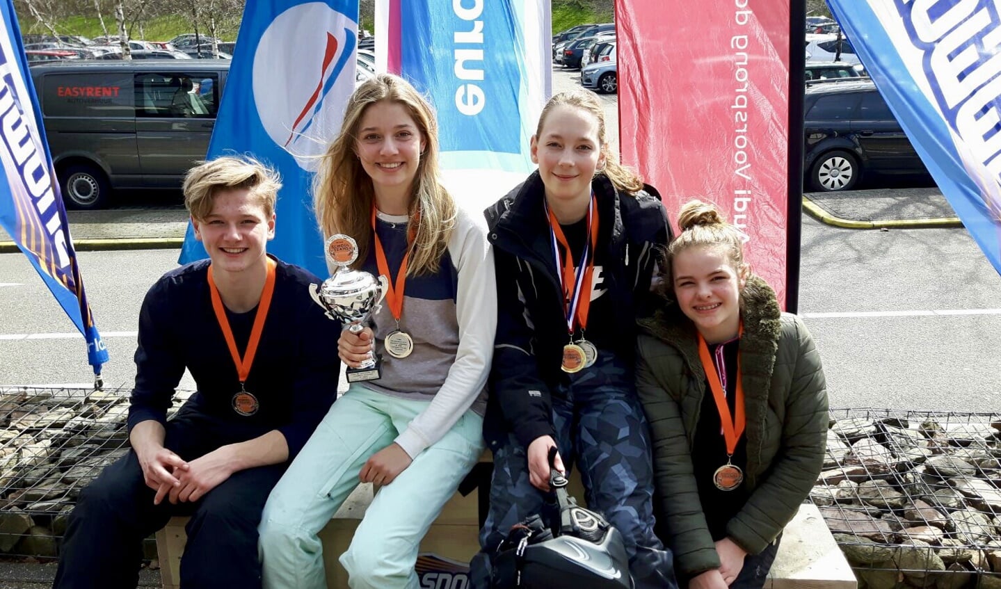 Het snowboardteam van de Berger Scholengemeenschap werd tijdens de Nederlands Kampioenschappen skien en snowboarden een tweede plaats. Floortje Koster uit Egmond aan den Hoef. (Foto's: aangeleverd).