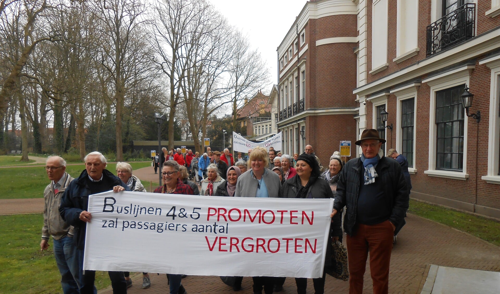 Negentig boze buspassagiers uit Alkmaar, Bakkum, Castricum en Heerhugowaard kwamen maandag naar het Provinciehuis in Haarlem. (Foto: aangeleverd)